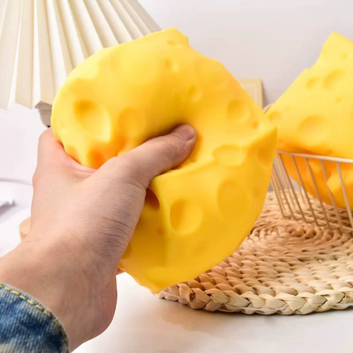 Cheese Stress Ball Squishy Toy - Food & Snacks Pdf recension och pris